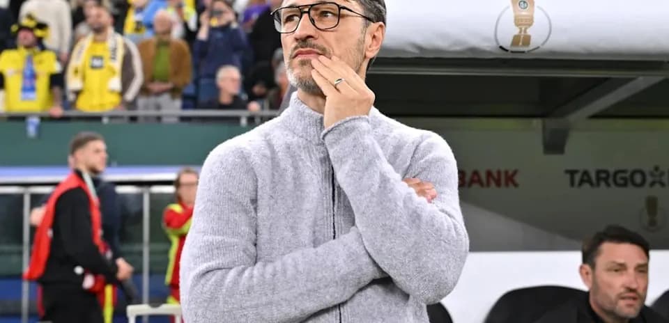 Entrenador observando el partido desde la línea de banda