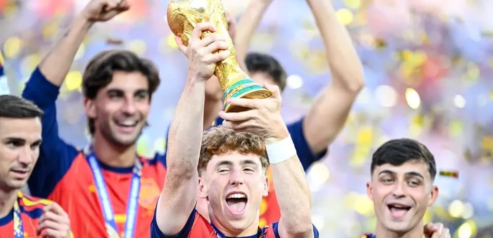 Jugador levantando trofeo de la Copa del Mundo