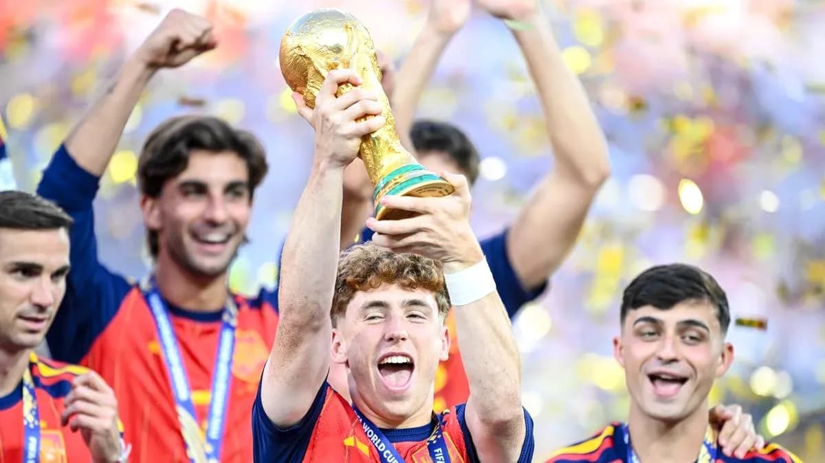 Jugador levantando trofeo de la Copa del Mundo