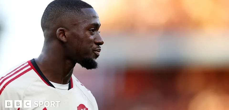 Jugador de Liverpool durante partido en el campo