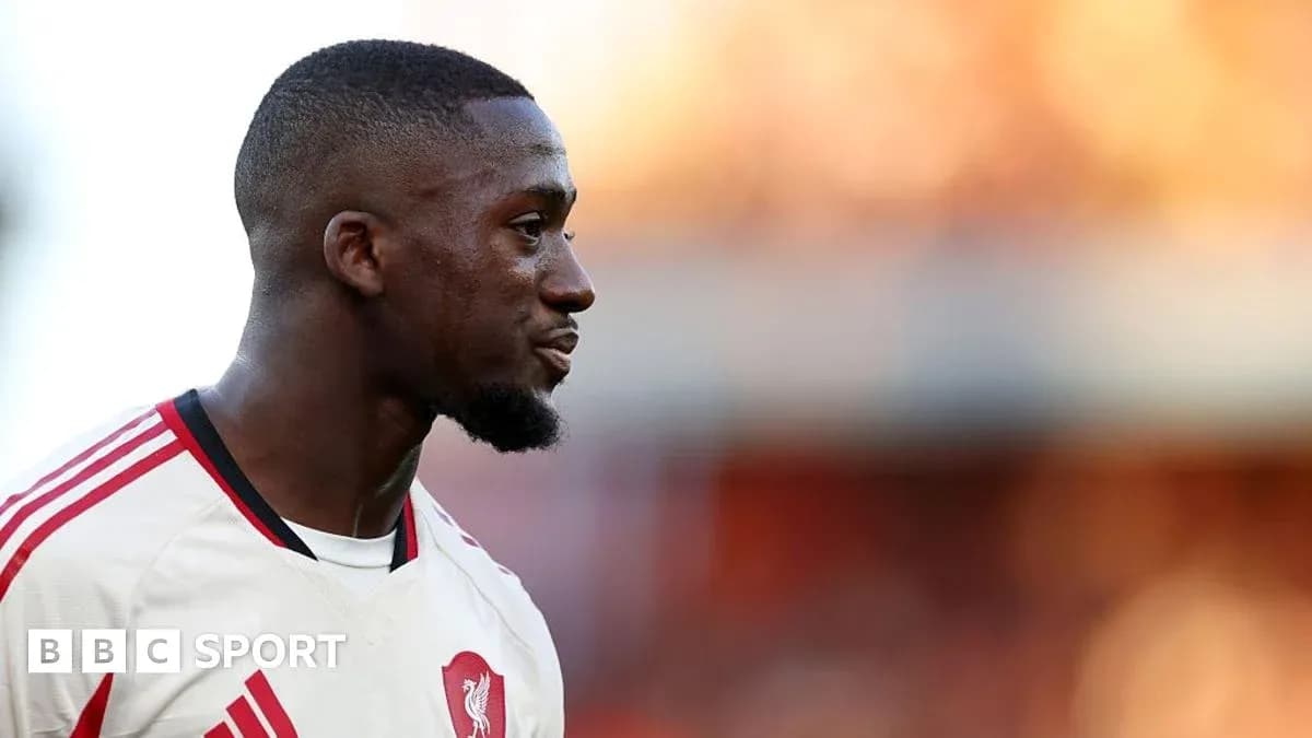Jugador de Liverpool durante partido en el campo