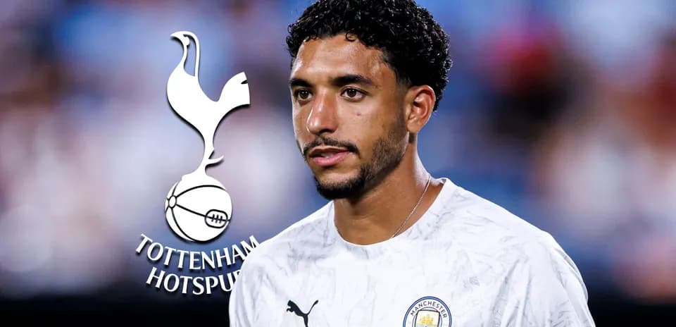 Jugador con camiseta de Manchester City en primer plano