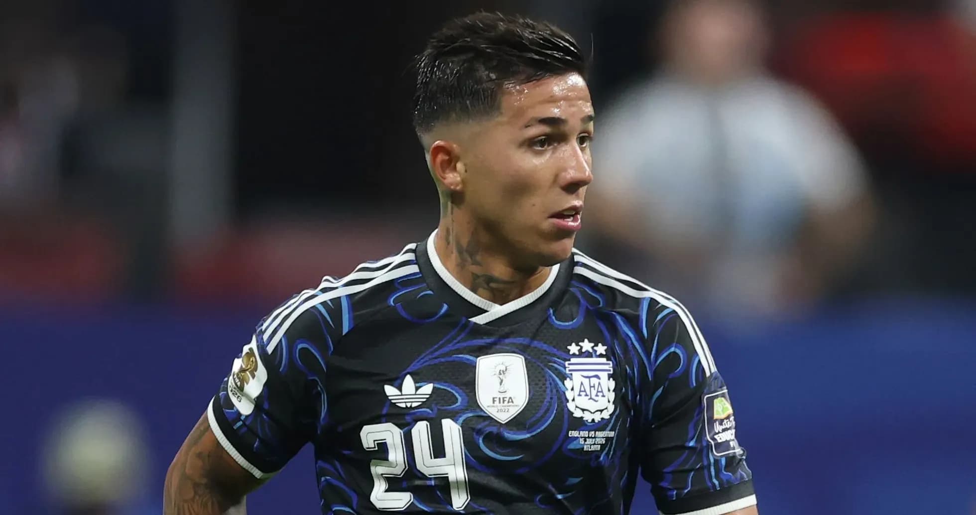 Jugador argentino con camiseta negra en el campo