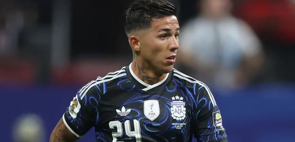 Jugador argentino con camiseta negra en el campo