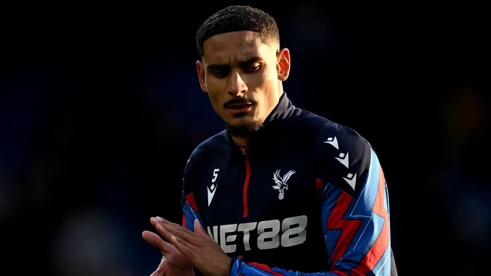 Jugador de Crystal Palace en el calentamiento previo