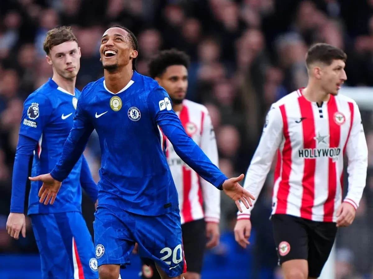 Jugadores de Brentford y Chelsea en el partido