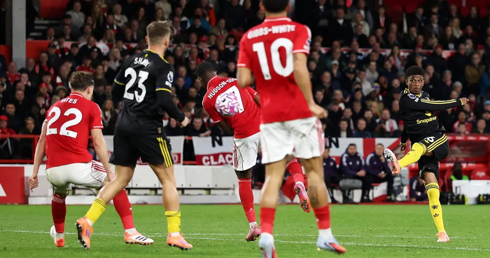Jugador de Nottingham Forest disparando a puerta