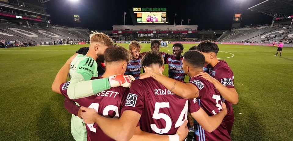 Jugadores de Colorado Rapids II en círculo