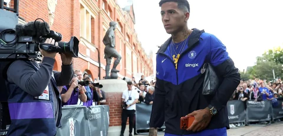 Jugador de Chelsea llegando al estadio rodeado de prensa