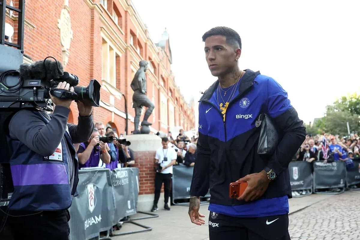 Jugador de Chelsea llegando al estadio rodeado de prensa