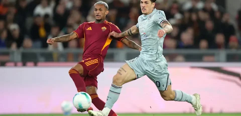 Dos jugadores corriendo tras el balón en el partido