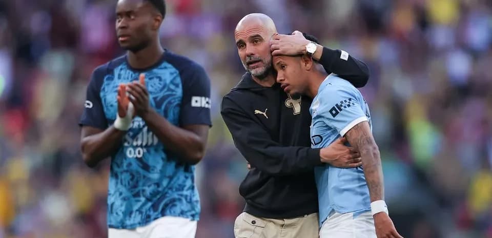 Entrenador consolando a jugador tras el partido