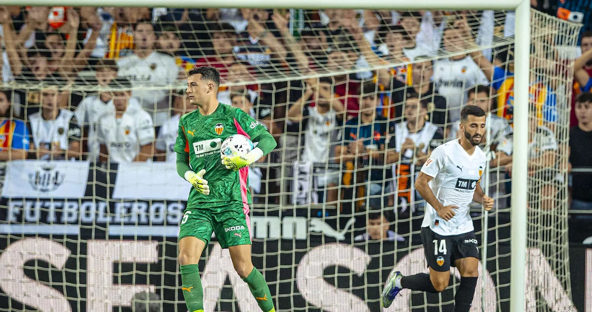Portero del Valencia en acción durante el partido
