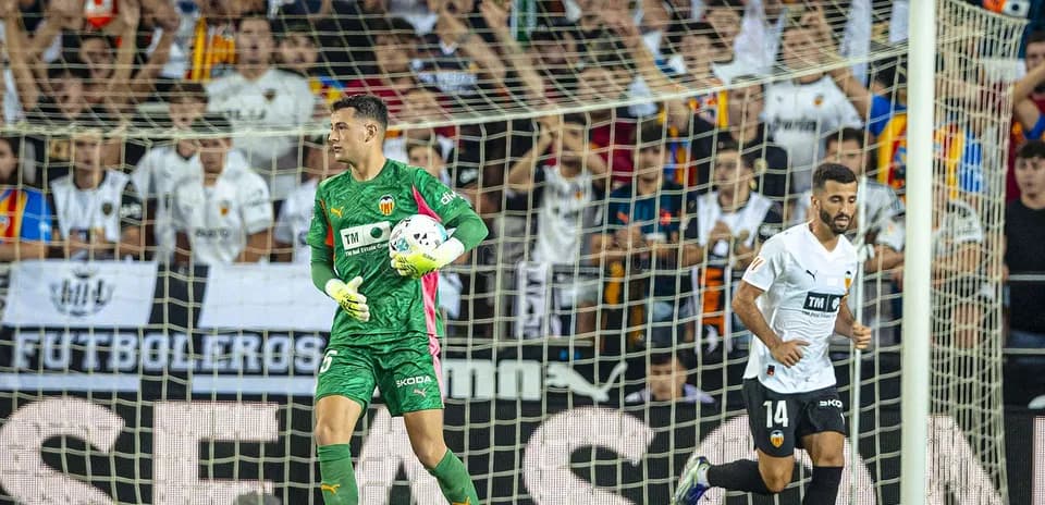 Portero del Valencia en acción durante el partido