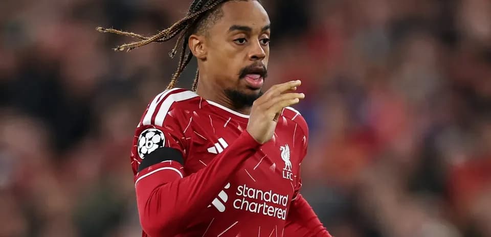 Jugador de Liverpool corriendo durante un partido