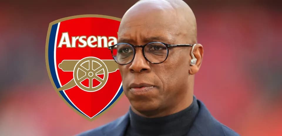 Hombre con gafas frente al logo de Arsenal