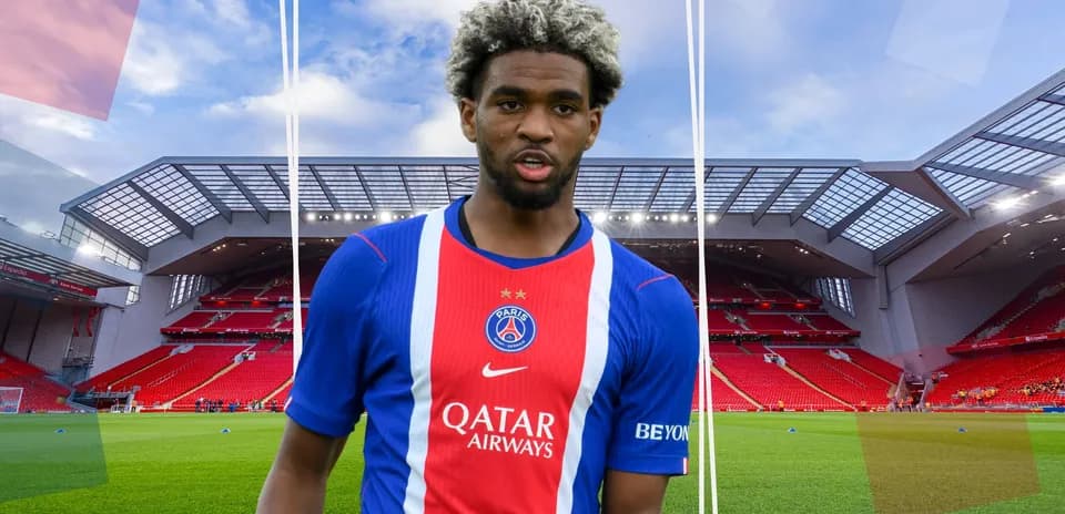Jugador de PSG en el estadio Anfield antes del partido