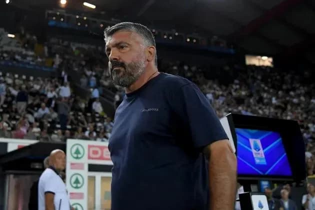 Entrenador observando el partido desde la línea lateral