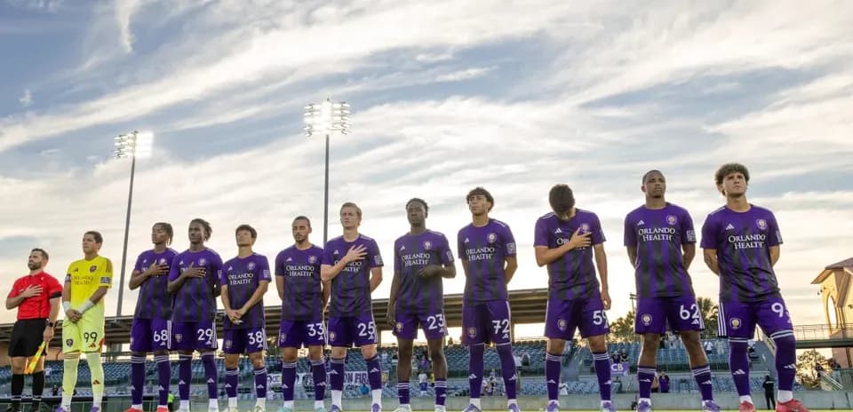 Jugadores de Orlando City II alineados antes del partido