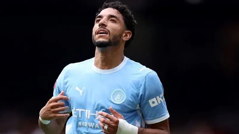 Jugador de fútbol con camiseta celeste en el campo