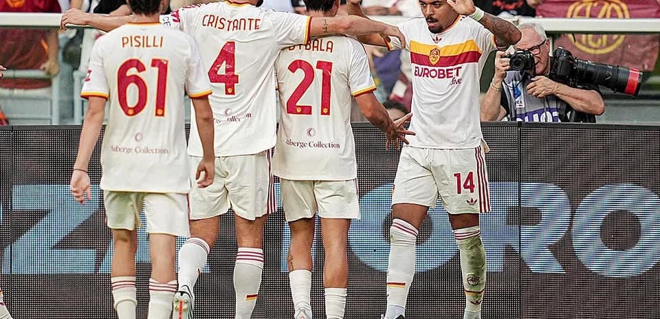 Jugadores de AS Roma celebrando un gol