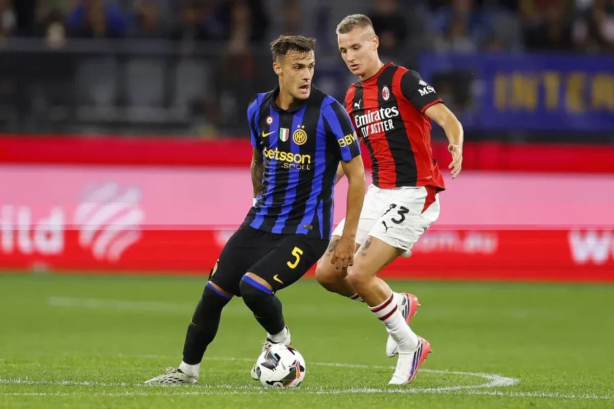 Jugador de Inter evitando la entrada de jugador de Milan