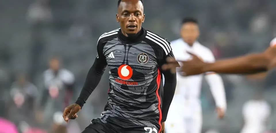Jugador de fútbol de Orlando Pirates en acción