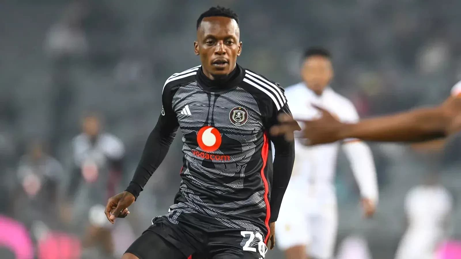Jugador de fútbol de Orlando Pirates en acción
