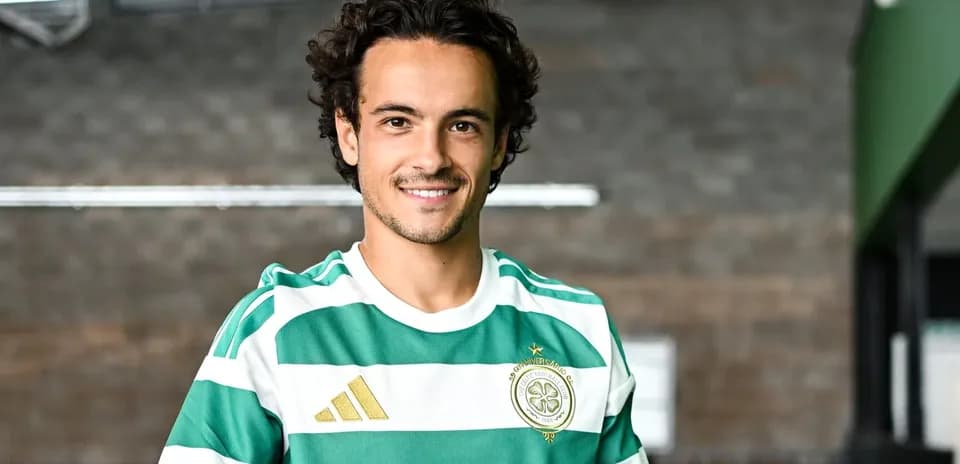 Jugador con camiseta verde y blanca sonriendo