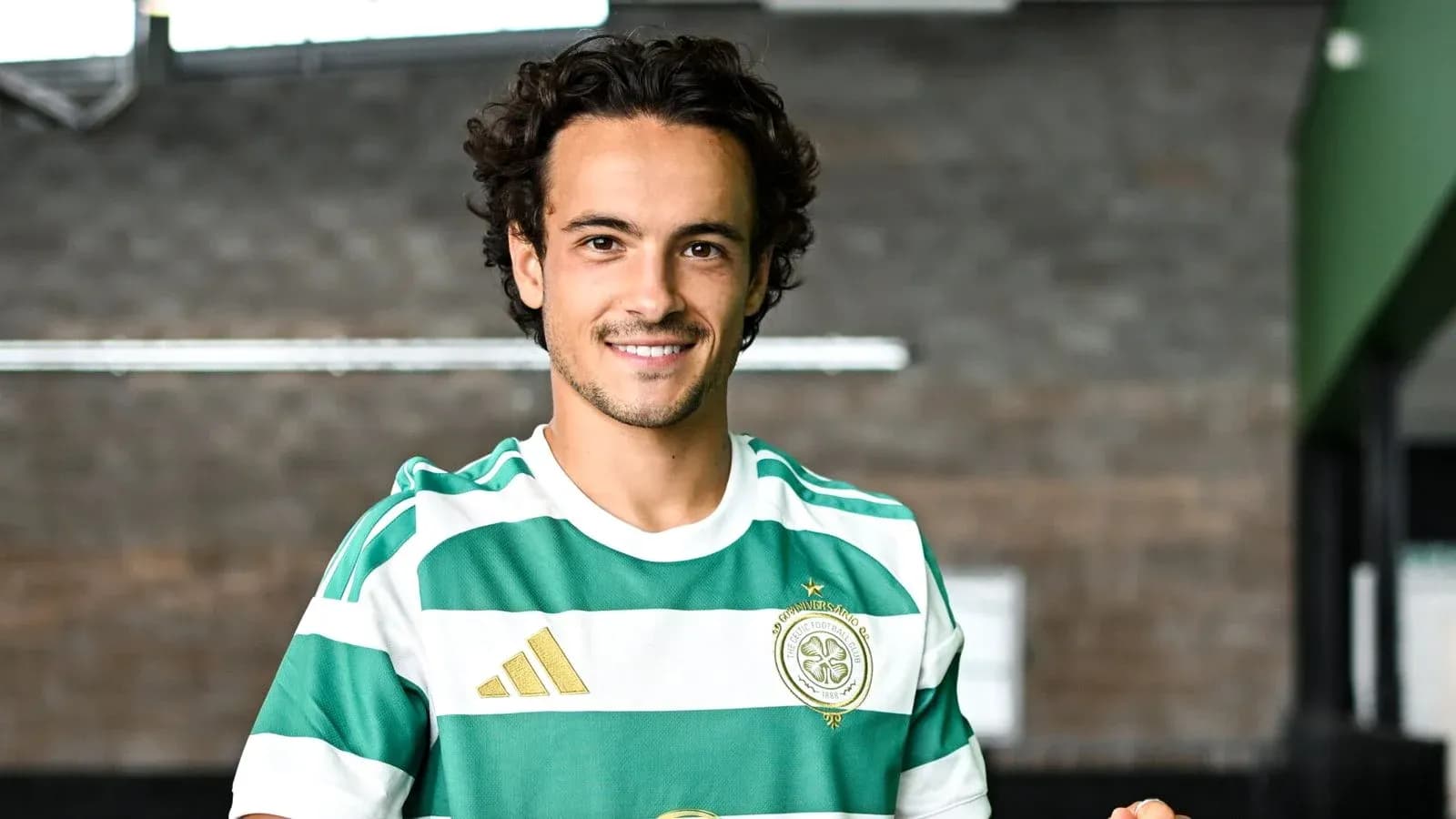 Jugador con camiseta verde y blanca sonriendo