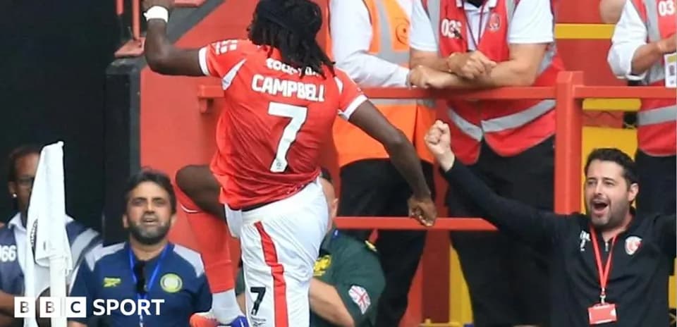 Jugador celebrando un gol en el banquillo