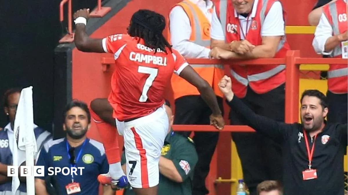 Jugador celebrando un gol en el banquillo