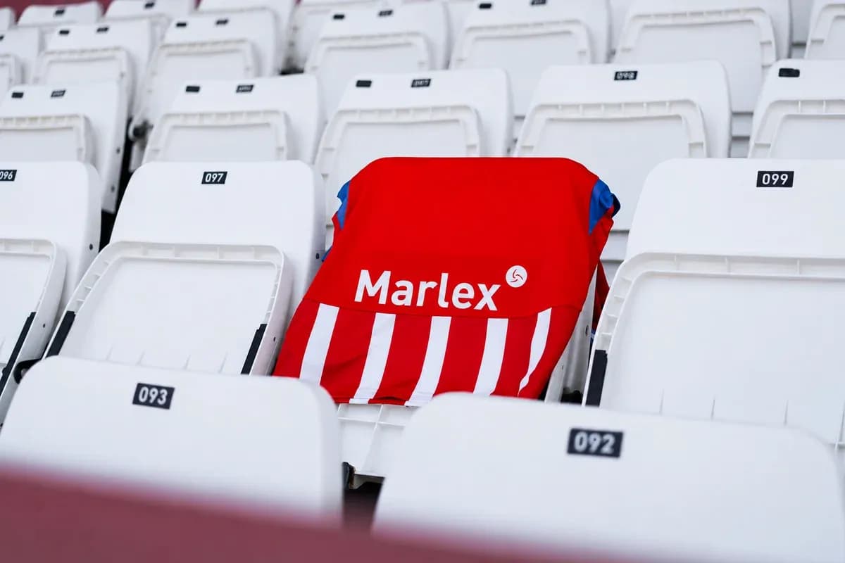 Camiseta roja con rayas en asiento vacío del estadio