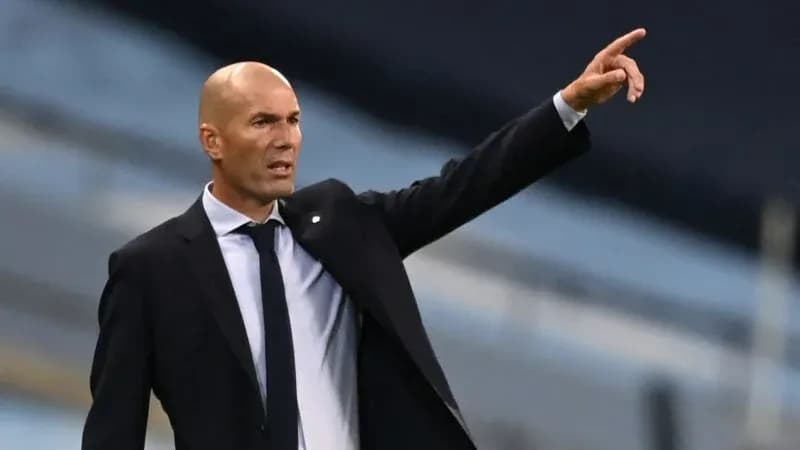Entrenador dirigiendo durante un partido de fútbol