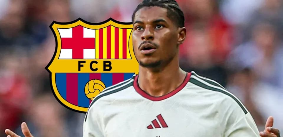 Jugador de fútbol frente al escudo del FC Barcelona