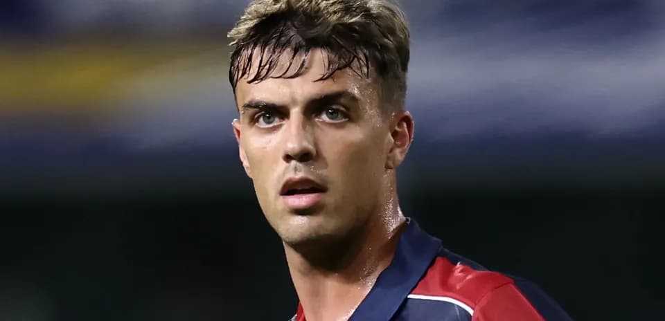 Jugador con camiseta de Bologna durante el partido