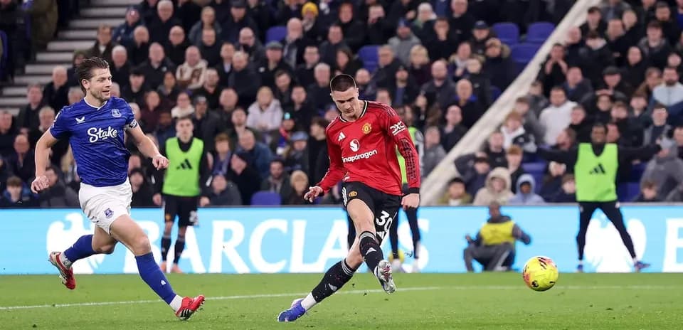 Jugador de Everton persigue a jugador de Manchester United