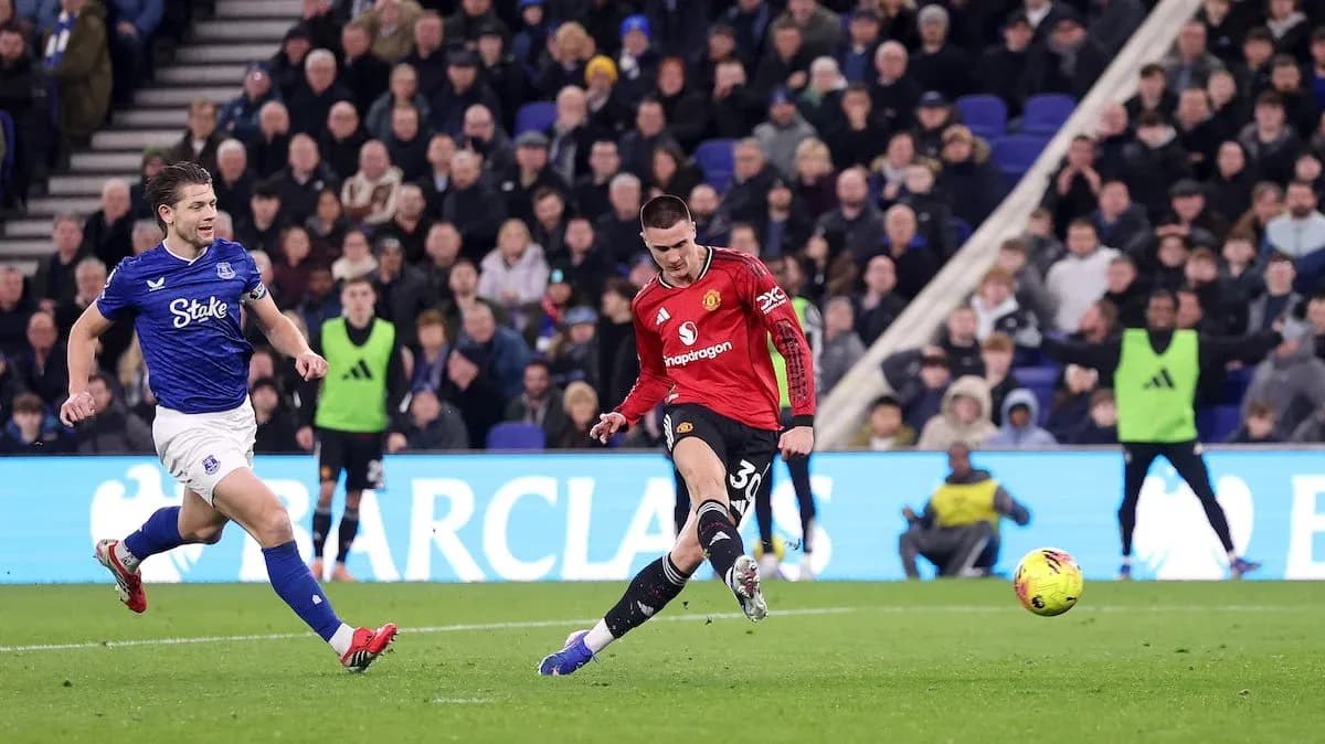 Jugador de Everton persigue a jugador de Manchester United