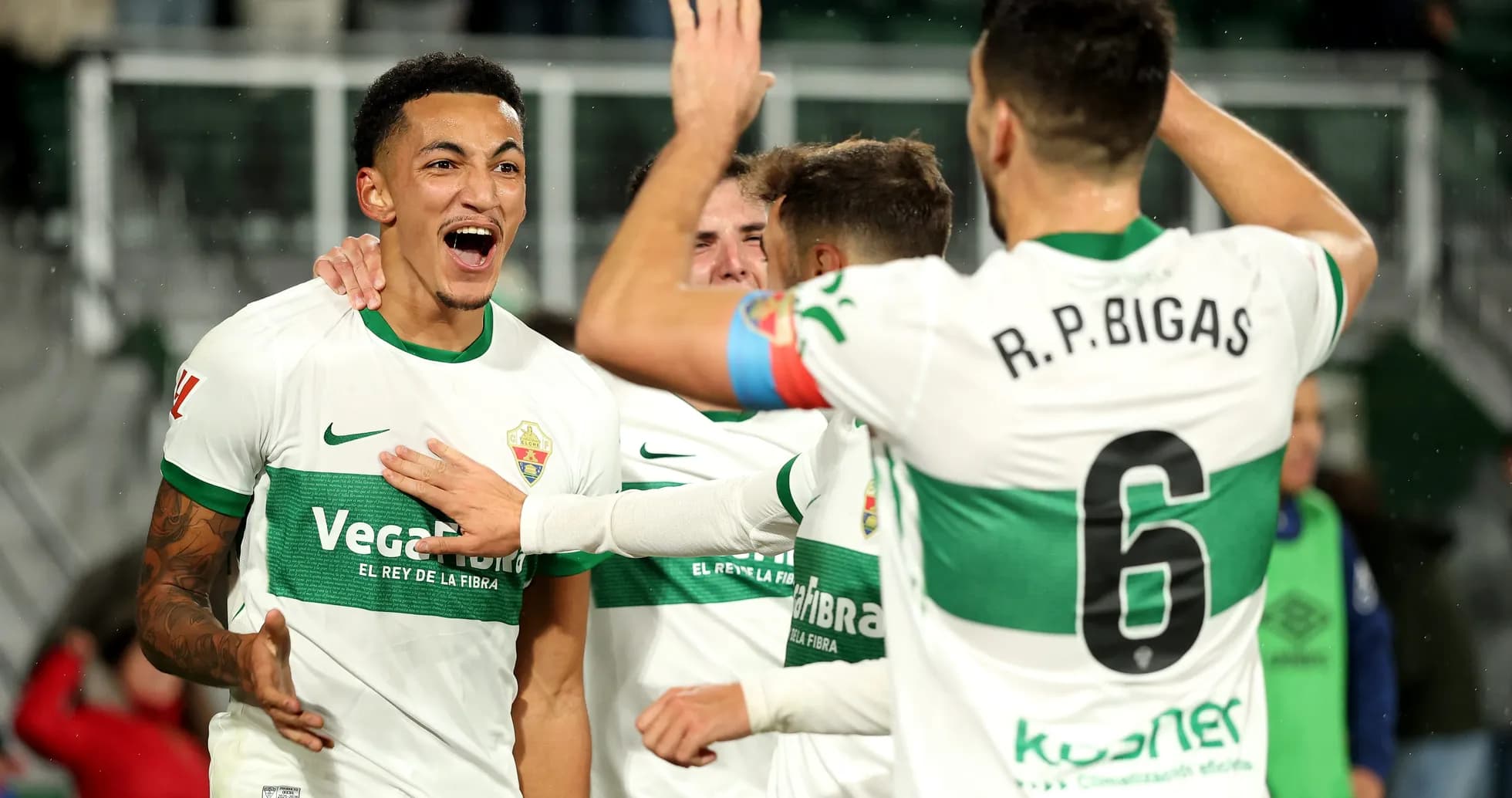 Jugadores de Elche celebrando un gol