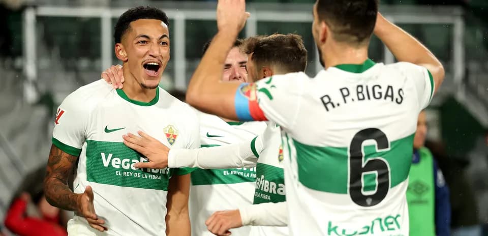 Jugadores de Elche celebrando un gol