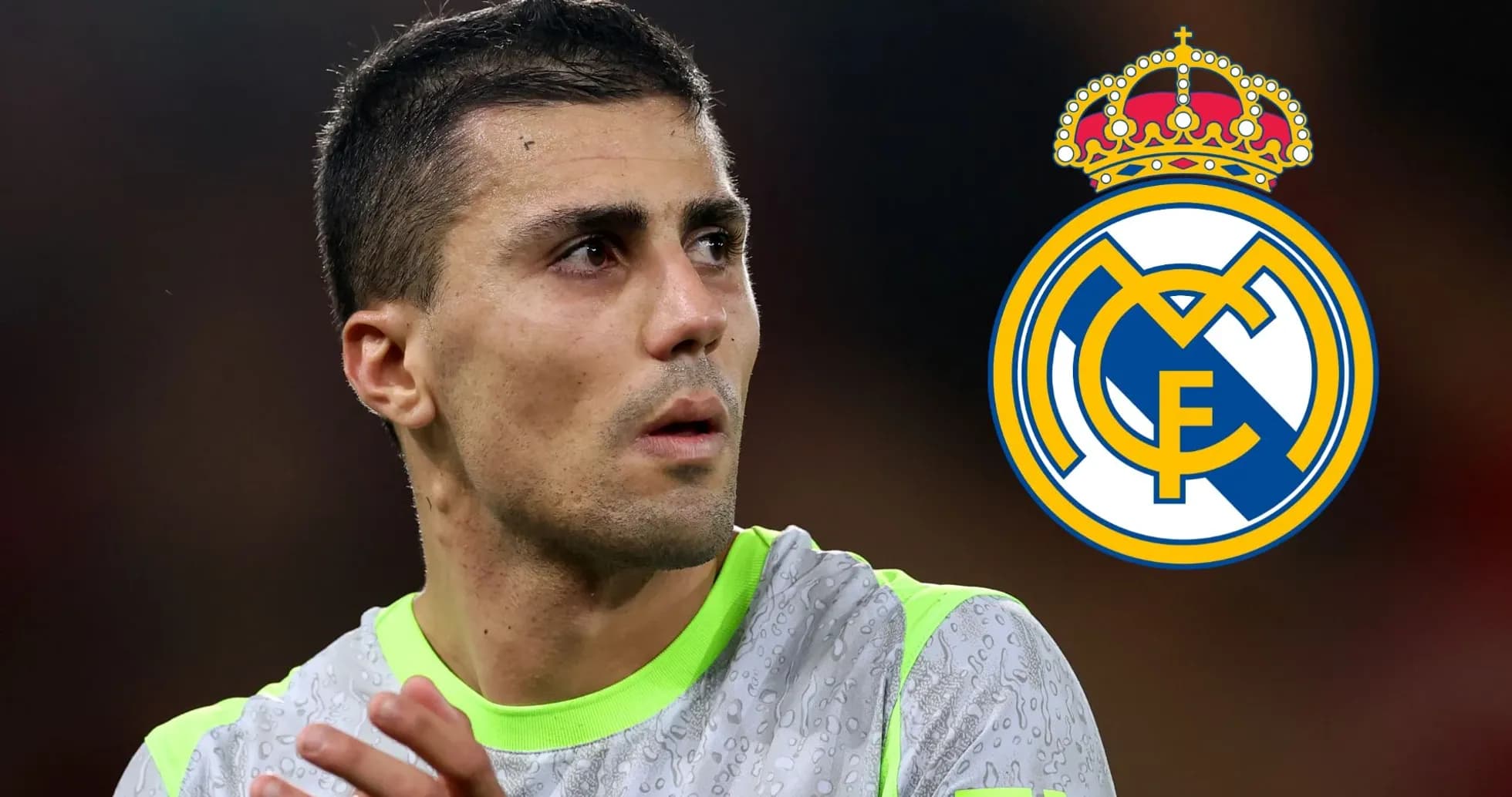 Jugador de fútbol con camiseta de entrenamiento y logo del Real Madrid