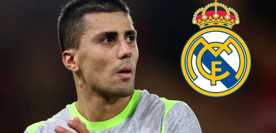 Jugador de fútbol con camiseta de entrenamiento y logo del Real Madrid