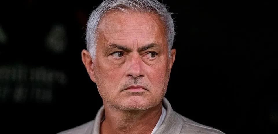 Entrenador observando desde el banquillo del estadio