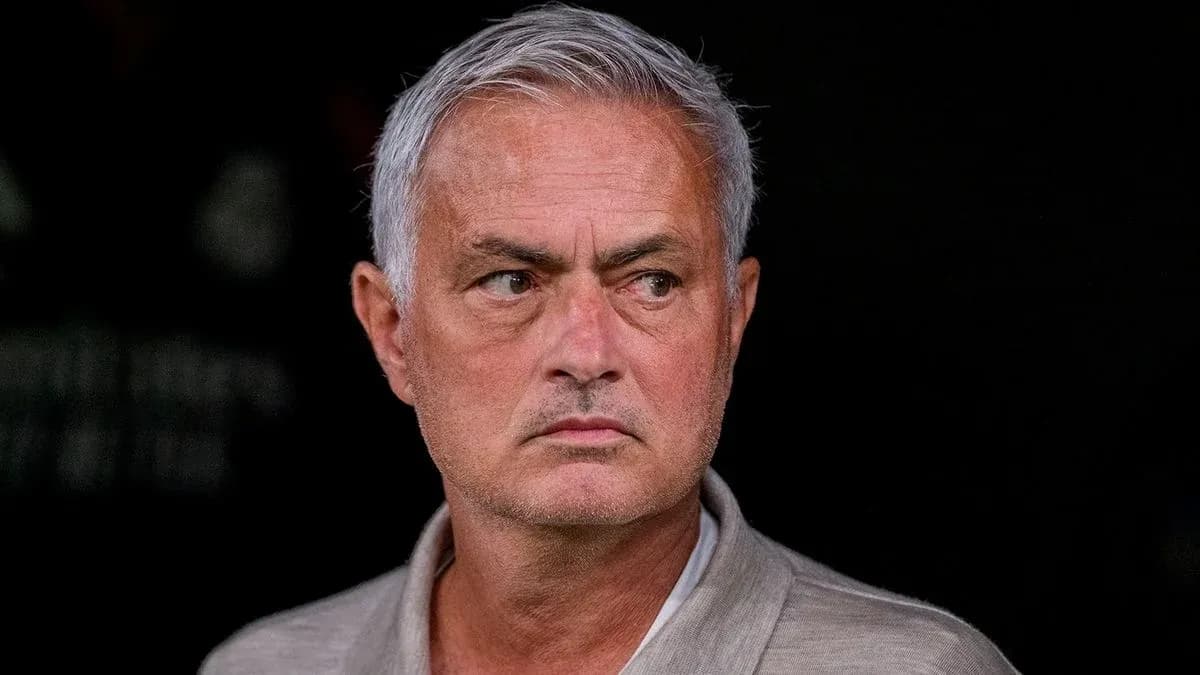 Entrenador observando desde el banquillo del estadio