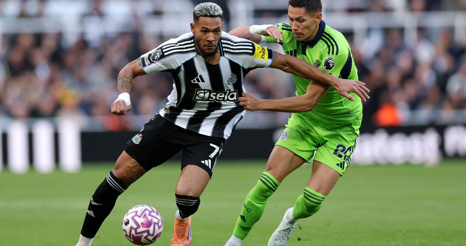 Jugador de Newcastle luchando por el balón