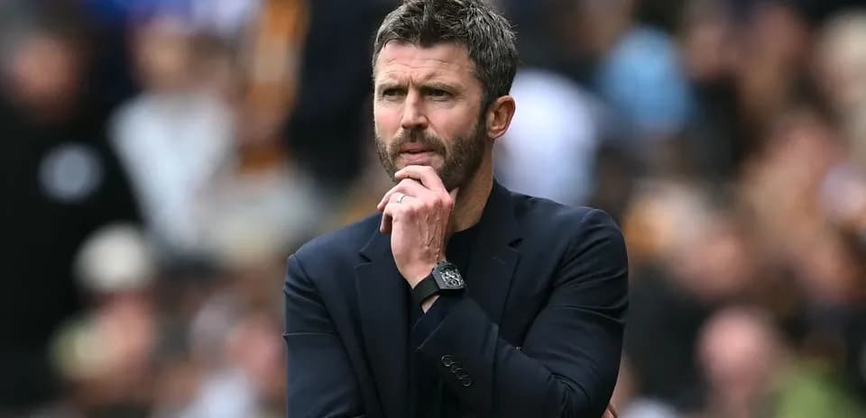 Entrenador observando el partido con preocupación