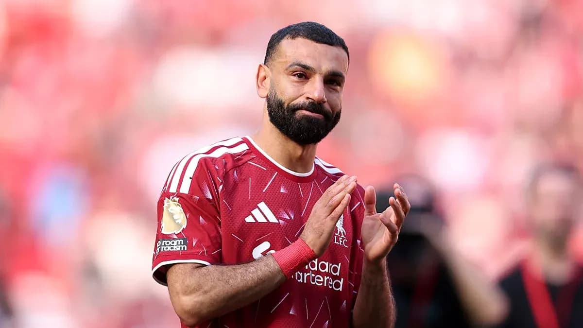 Jugador aplaudiendo en el estadio de Liverpool