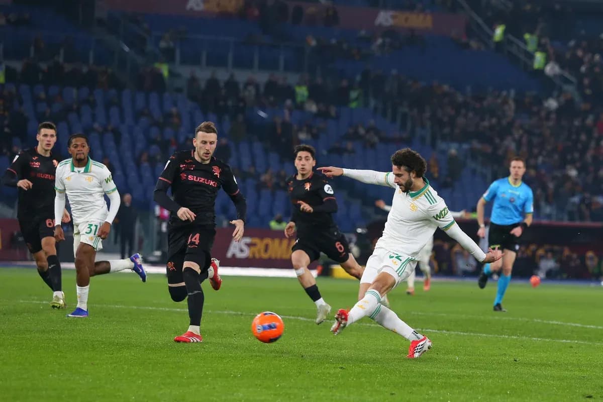 Jugadores compitiendo en el partido Torino vs AS Roma