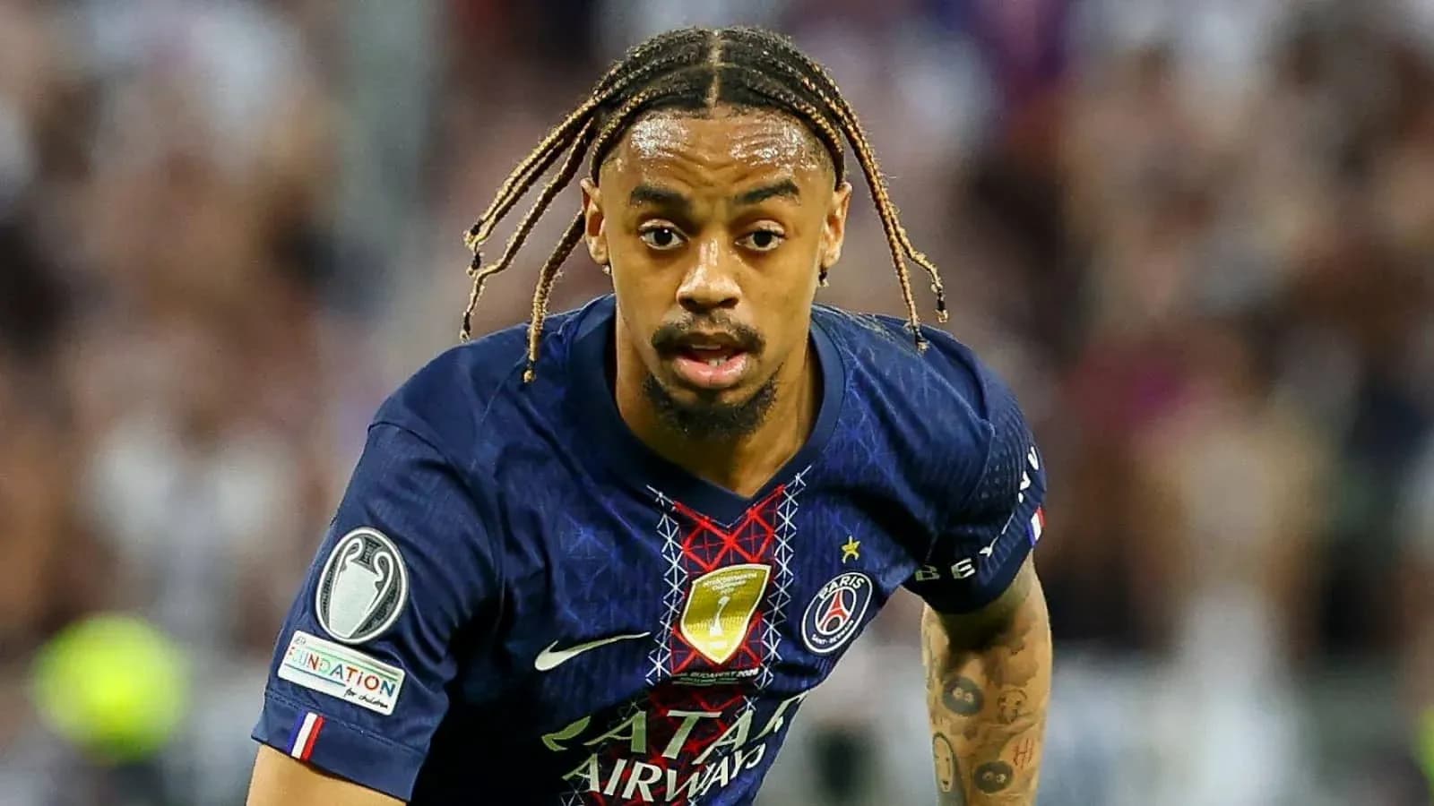 Jugador de PSG corriendo con balón durante partido
