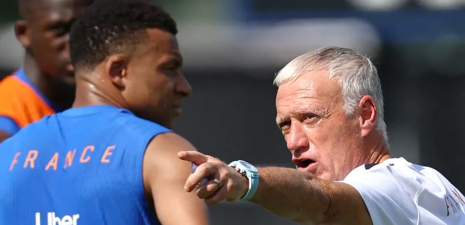 Entrenador de Francia hablando con jugadores
